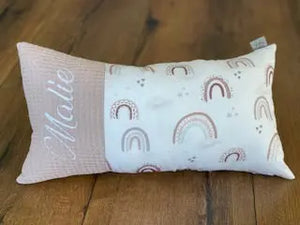 Individuell zusammengestelltes Babykissen von Mein Shop, weiche Stoffe, buntes Design, perfekt für Neugeborene und Babys.