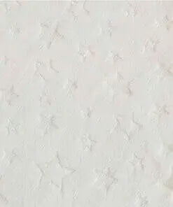 Ein einfaches Knotenkissen in neutralen Farben, liegt flach auf einer weißen Oberfläche.