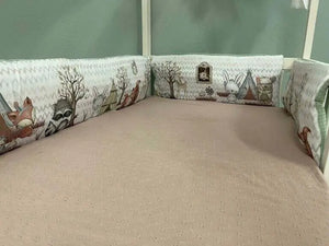 Weiches Babynestchen mit Waldfreunde-Design, schützendes Bettnestchen für sicheren Schlaf, in verschiedenen Variationen.