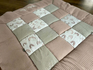Bunte Patchworkdecke und Krabbeldecke mit Stickerei, individuell gestaltet, aus weichem Stoff, handgefertigt von Mein Shop