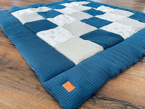 Bunte Patchworkdecke und Krabbeldecke nach Wunsch, bestickt, mit verschiedenen Stoffmustern, handgefertigt von Mein Shop