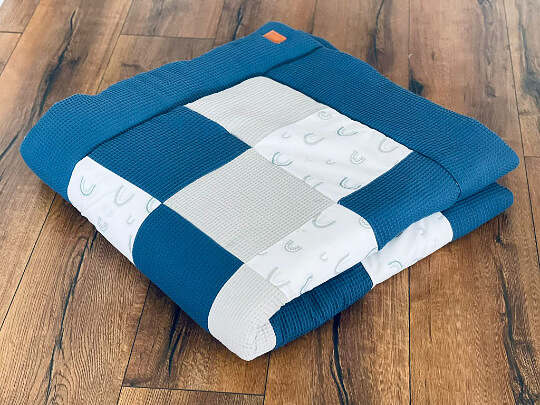 Bunte Patchworkdecke für Babys, individuell bestickt, weiche Krabbeldecke aus bunten Stoffen, handgefertigt von Mein Shop