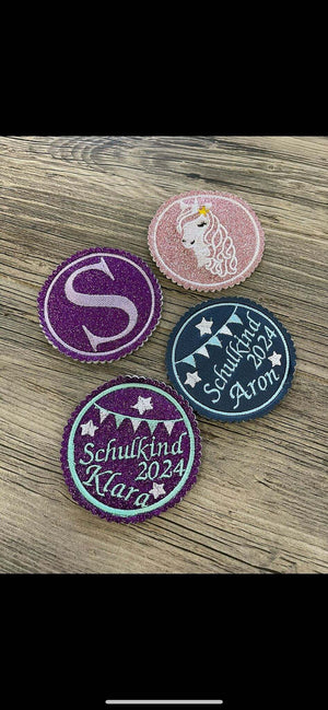 Schulranzen Klettie, Magnet oder Aufnäher mit bunten Motiven, zum Anbringen an Schulranzen oder Schultüten, von Mein Shop