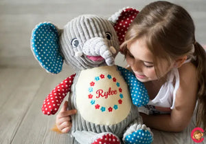 Bunter Elefant Harlequin aus der Produktserie von Mein Shop, detailreiche Stofffigur mit buntem Muster, variable Größe.