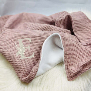 Weiche Babydecke mit personalisiertem Namen, pinkes Design, kuschelweicher Stoff, ideal für Neugeborene und kleine Kinder.