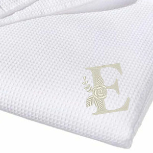 Hellblaue personalisierte Babydecke aus Waffelstoff, weiche und kuschelige Decke für Neugeborene von Mein Shop.