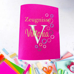 Hellblaue Zeugnishülle von Mein Shop mit individueller Wunschbestickung, elegante und praktische Aufbewahrung für Schulzeugnisse