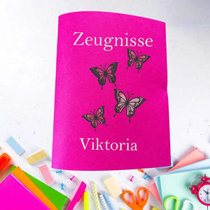 Hellblaue Zeugnishülle mit Wunschstickerei, personalisierte Dokumentenmappe von Mein Shop, mit eleganter Verzierung.