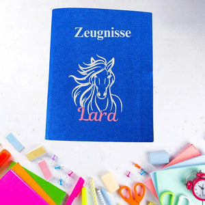 Hellblaue Zeugnishülle mit Wunschstickerei, personalisierte Schülerzeugnis-Hülle von Mein Shop, glatte Textur und stabile Form