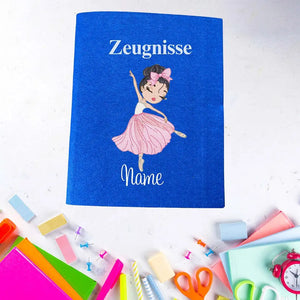 Hellblaue Zeugnishülle mit Wunschstickerei, hochwertig und individuell gestaltbar, ideal für Schulzeugnisse.