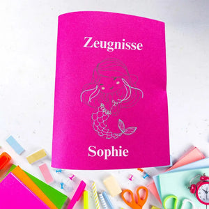 Hellblaue Zeugnishülle nach Wunsch bestickt, aus hochwertigem Material, mit personalisierbarem Text für Schüler und Lehrer.