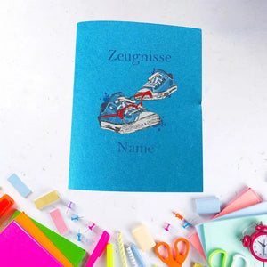 Hellblaue Zeugnishülle mit Wunsch-Bestickung, hochwertige Variation von Mein Shop, zeigt die individuell bestickte Hülle.