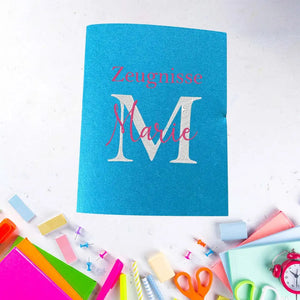 Hellblaue Zeugnishülle mit Wunsch-Bestickung, praktische Aufbewahrung für Schulzeugnisse, von Mein Shop.