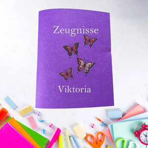 Hellblaue Zeugnishülle nach Wunsch bestickt, individuell gestaltbar, aus hochwertigem Material, mit personalisiertem Text.