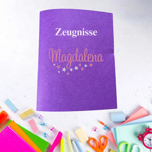 Hellblaue Zeugnishülle von Mein Shop, individuell bestickt, zeigt die elegante, personalisierte Hülle für Zeugnisse.