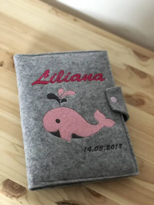 Gestickte U-Heft-Hülle in verschiedenen Designs, strapazierfähig und stilvoll, schützt das U-Heft zuverlässig.