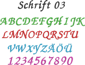 Personalisierte Bär-Deko mit variablen Schriftzügen, in Calgary Boltalic Schriftart, auf hellem Hintergrund.