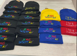 Gestickte Beanie in verschiedenen Farben mit Wunschmotiv, warme Strickmütze von Mein Shop, ideal für kalte Tage