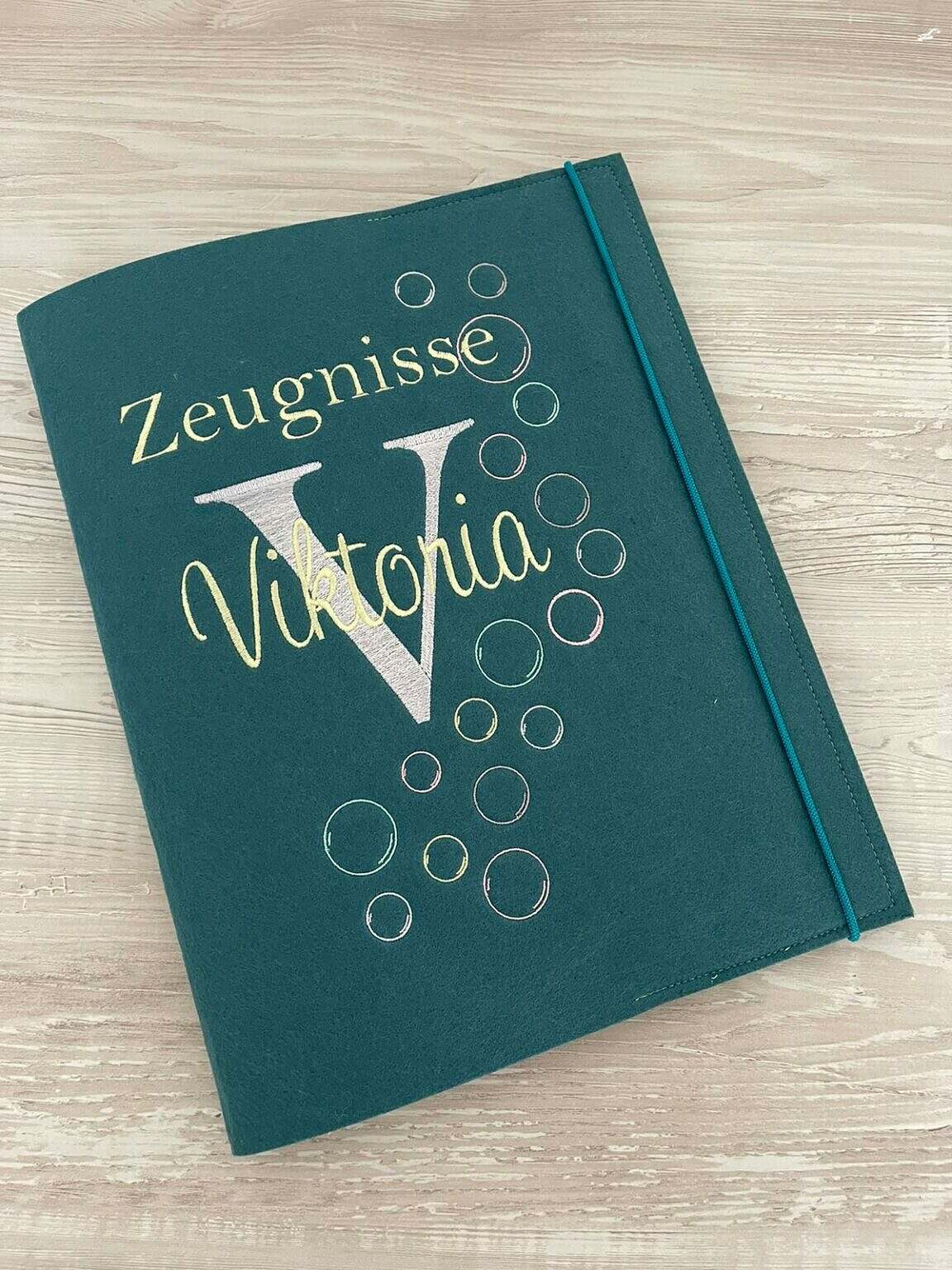 Gestickte Zeugnishülle nach Wunsch mit personalisiertem Design, aus hochwertigem Material, für Schulzeugnisse und Dokumente