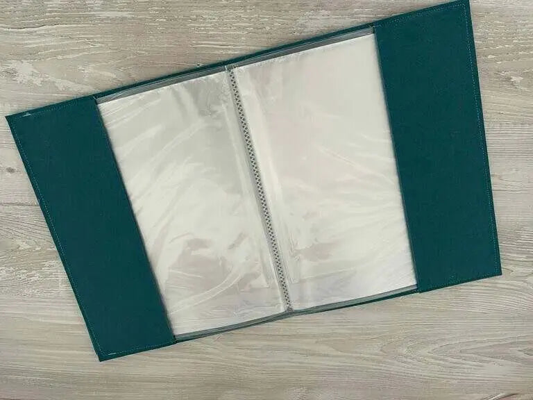 Personalisierte Zeugnishülle mit Wunschstickerei, stilvolle Hülle für Schulzeugnisse, aus hochwertigem Material, von Mein Shop.