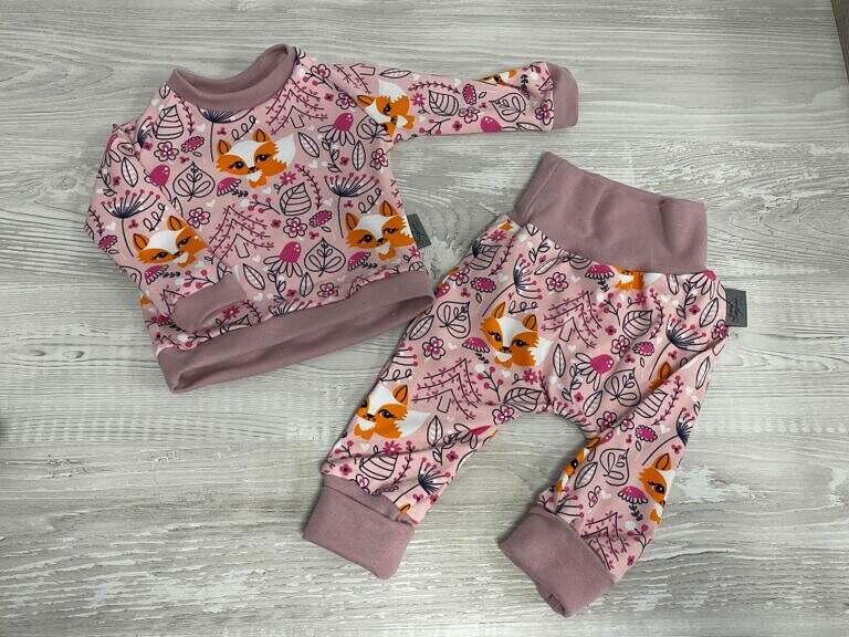 Rosa Pumphose mit Füchsen-Motiv von Mein Shop, bequemes Kinderbekleidungsstück im Detail sichtbar