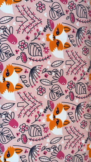 Rote Pumphose mit Füchsen-Motiv in Rosa, trendige Kinderbekleidung, Detailaufnahme der Variation mit Fuchs-Design.