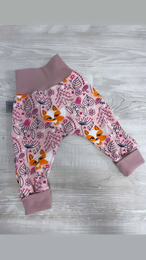 Rosa Pumphose mit Füchsen-Motiv, bequeme Kinderhose, detailreiche Illustration, weich und angenehm zu tragen