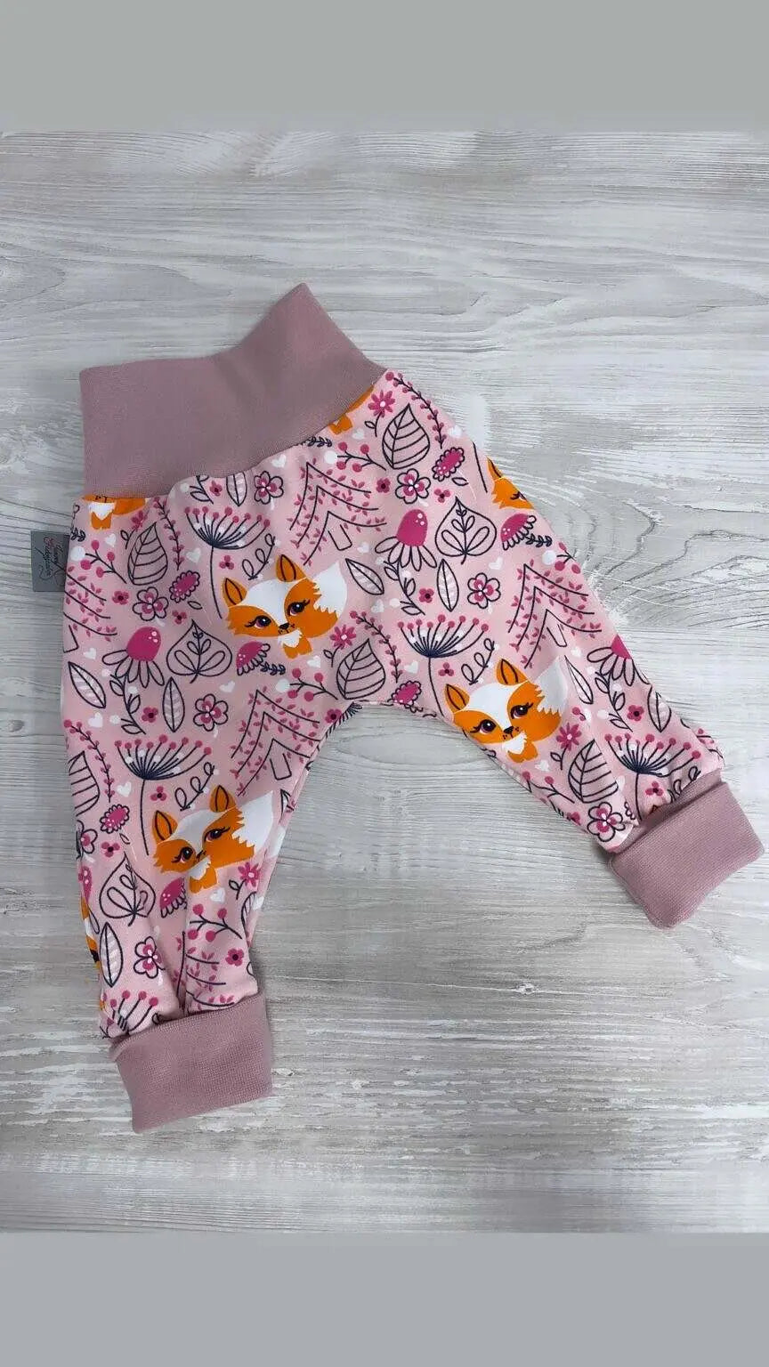 Rosa Pumphose mit Füchsen-Motiv, bequeme Kinderhose, detailreiche Illustration, weich und angenehm zu tragen