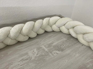 Weiche, geflochtene Sternenfleece Knotenschlange in Naturweiss, ideal für Bettdekoration und Schutz, von Mein Shop.