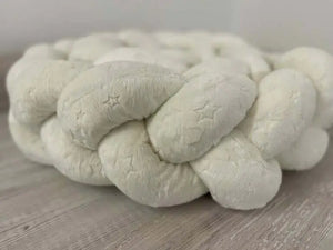 Weiche Sternenfleece Knotenschlange in Naturweiß, geflochtene Bettschlange für Babys und Kinder, weiche Kuscheldecke, stilvoller Schutz.