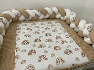 Wickelauflagen Set mit Regenbogenstoff in Beige, variierende Konfiguration, für Babysicherheit und Komfort.