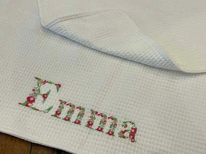 Personalisierte Babydecke aus Waffelstoff mit weichem Material, ideal für Neugeborene, in verschiedenen Farben.