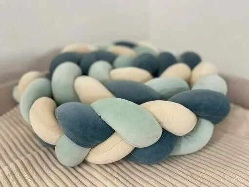 Geflochtene Bettschlangen in verschiedenen Farben und Längen, ideal für Kinderzimmer, von Mein Shop.