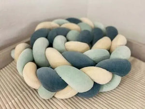 Geflochtene Bettschlangen in verschiedenen Farben, kuschelig und flexibel, von Mein Shop, auf einem Bett liegend.