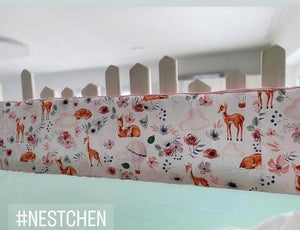 Nestchen für Babybett in verschiedenen Varianten, weiche Polsterung, Schutz für Babys, von Mein Shop, auf einem Bett liegend