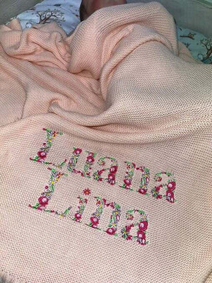 Personalisierte Babydecke aus 100% Baumwolle, mit weichem Strickmuster, geeignet für Neugeborene und Kleinkinder.