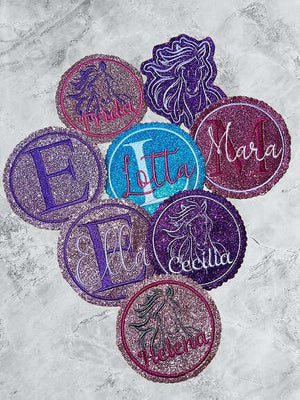 Bunter Schulranzen-Button mit Klettie, Magnet oder Aufnäher zum Anbringen auf Schulranzen und Schultüten, von Mein Shop