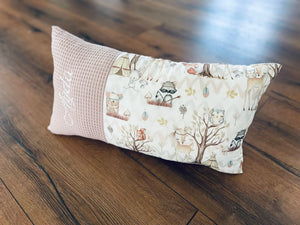 Individuell zusammengestelltes Babykissen von Mein Shop, weiches Kissen für Babys mit bunten Stoffmustern.