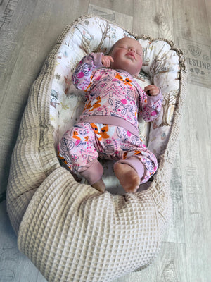Weiches Nestchen für Babyschlaf, individuell nach Wunsch gestaltet, mit Schutzfunktion, von Mein Shop.