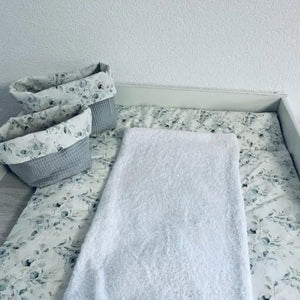 Weiches Frotteetuch für Wickelauflage in Wunschfarben, mit saugfähiger Textur, ideal für Babys und Eltern.