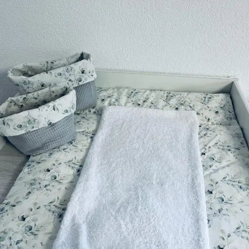Weiches Frotteetuch für Wickelauflage in Wunschfarben, mit saugfähiger Textur, ideal für Babys und Eltern.