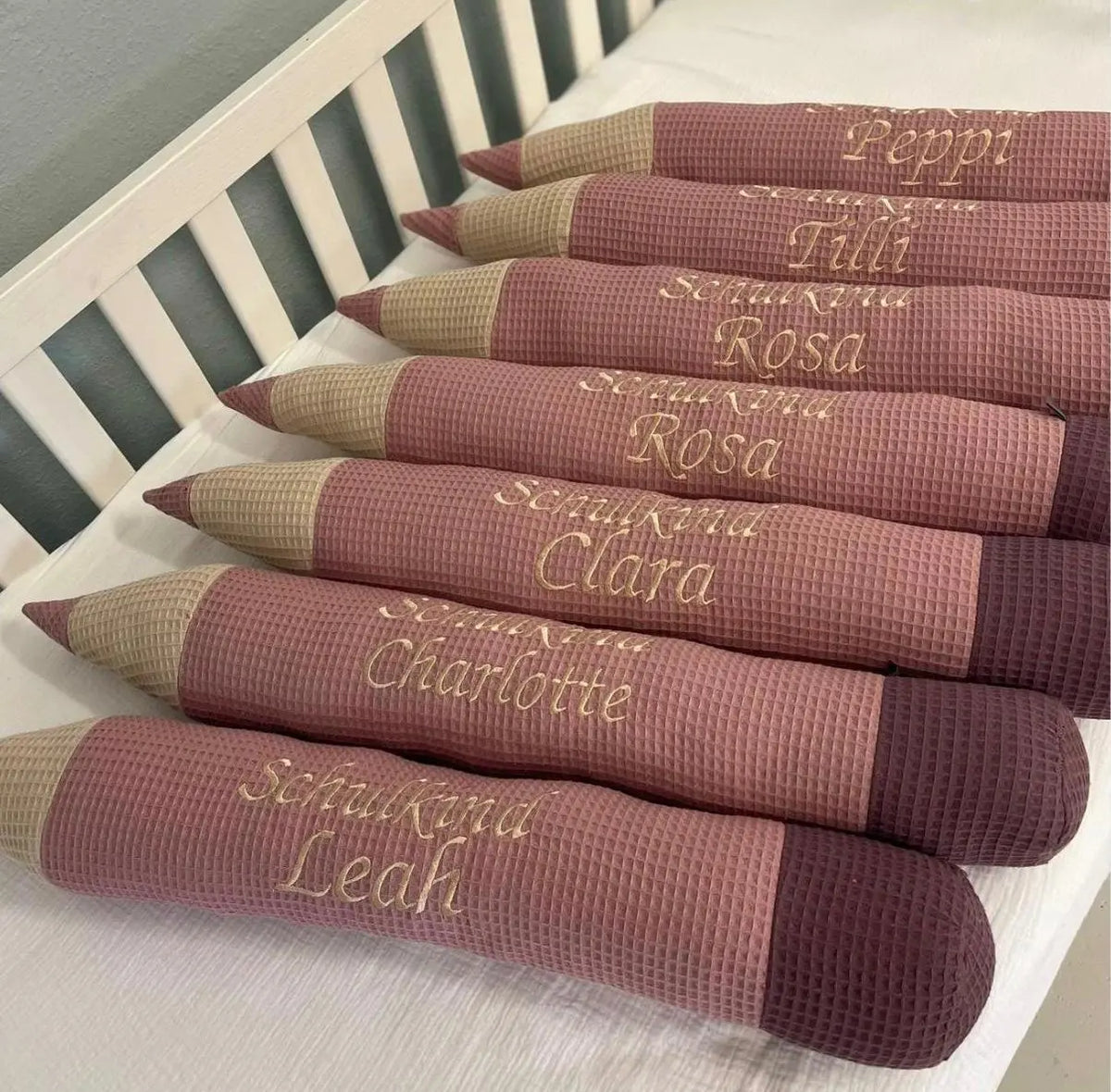 Weiches personalisiertes Kissen in Stift-Design von Mein Shop, perfekt zum Einkuscheln und Entspannen.