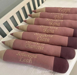 Weiches personalisiertes Kissen in Stift-Design von Mein Shop, perfekt zum Einkuscheln und Entspannen.