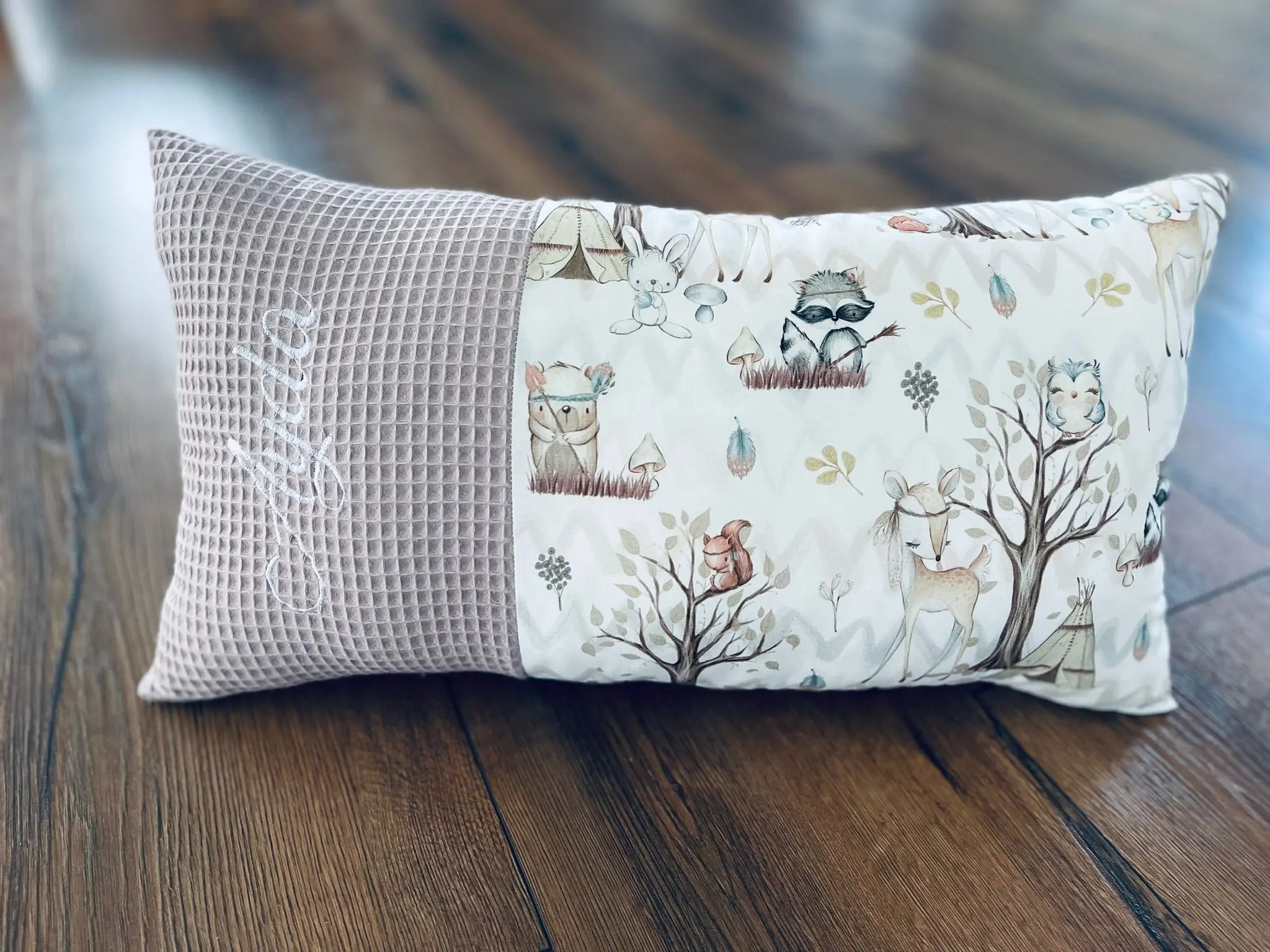 Personalisierbares Babykissen von Mein Shop, individuell zusammengestellt, zeigt buntes, weiches Kissen mit Mustern und Texturen.