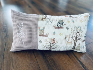 Personalisierbares Babykissen von Mein Shop, individuell zusammengestellt, zeigt buntes, weiches Kissen mit Mustern und Texturen.