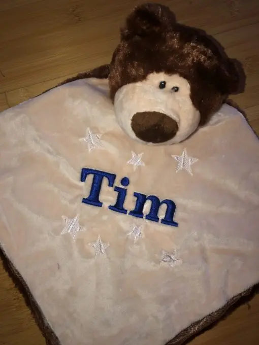 Weiches Schmusetuch Bär von Mein Shop mit braunem Stoff, ideal für Babys zum Kuscheln und Trösten, auf weißem Hintergrund.