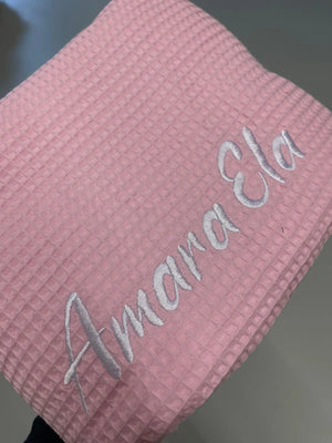 Weiche Babydecke mit personalisiertem Namen von Mein Shop, kuscheliges Textil für Neugeborene und Kleinkinder.