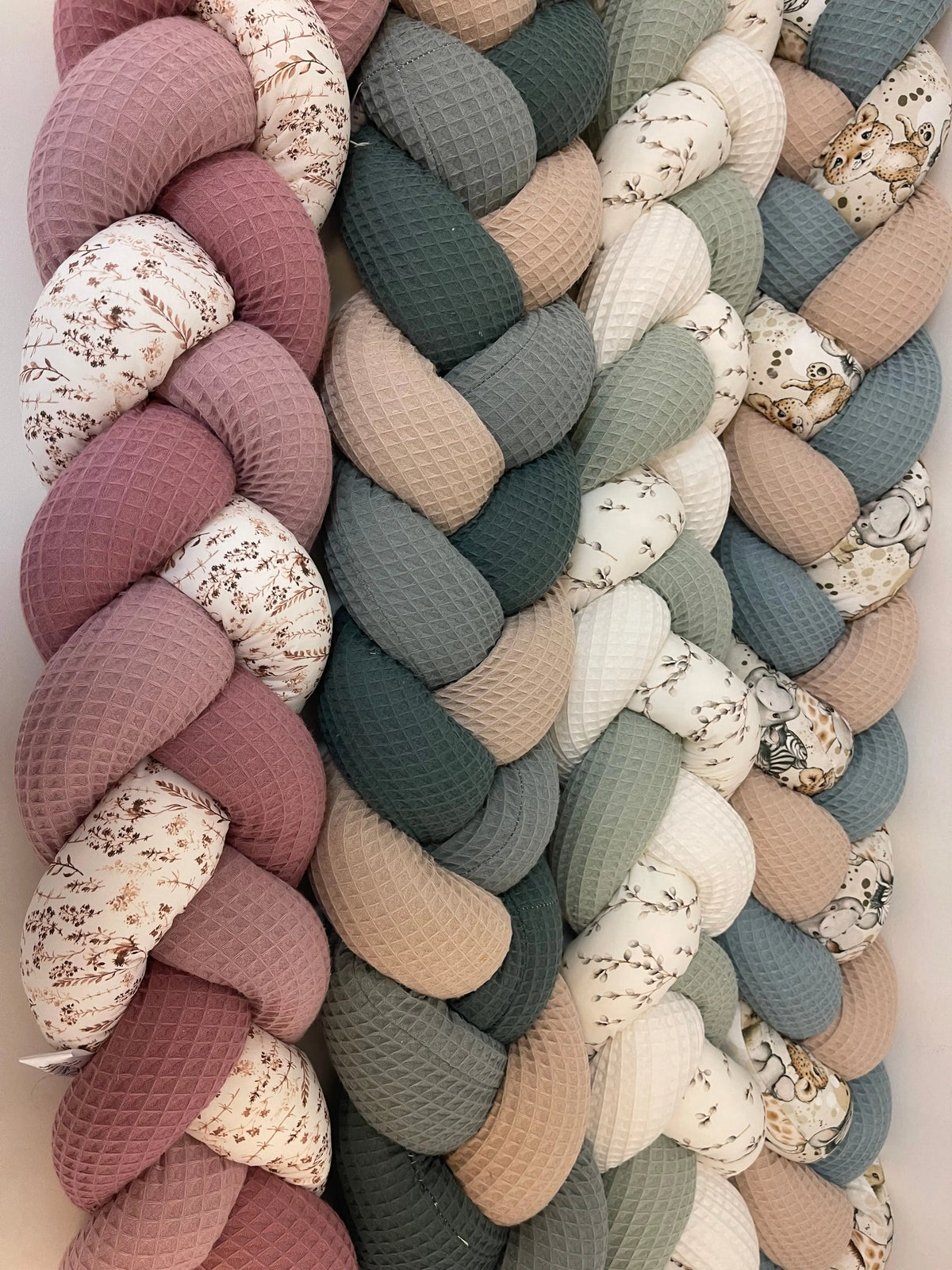 Bildergalerie Bettschlangen von Mein Shop, einfache Wanddekoration mit schlangenförmigem Design, in neutralen Farben.