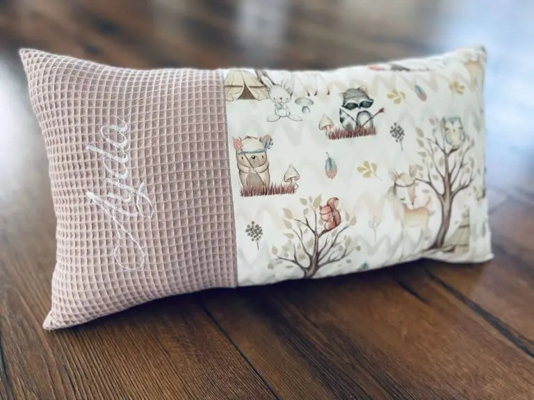 Weiches Babykissen von Mein Shop, individuell zusammengestellt, mit bunten Stoffmustern und weicher Füllung, für sicheren Komfort.