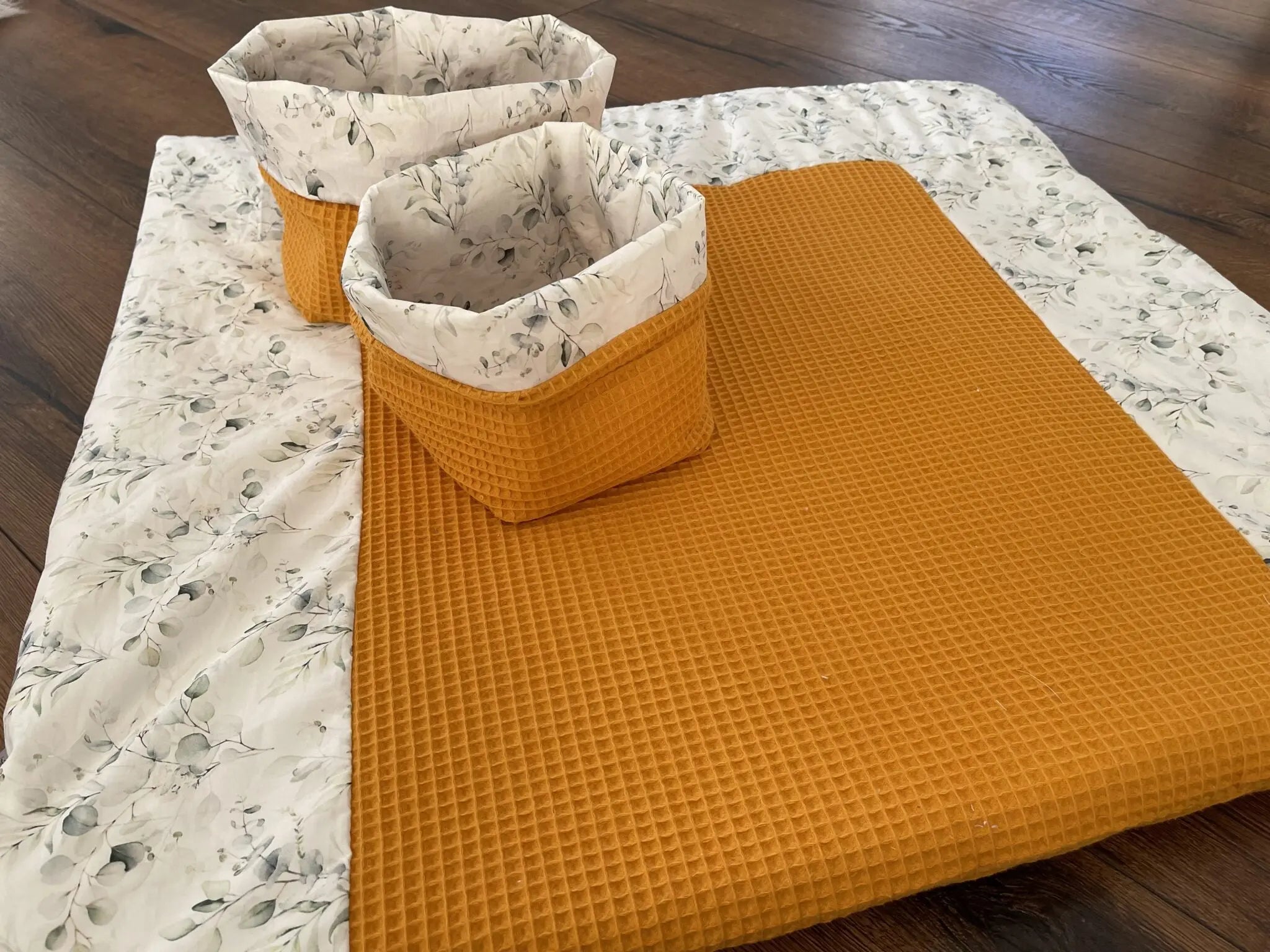 Weiche Wickelauflage von Mein Shop, Teil der Bildergalerie, mit einfachem Design und passenden Wickelset, auf weißem Hintergrund.